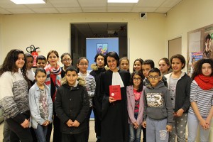 Me Fatima Aaziz-Perez (à droite) à l’issue de son intervention en compagnie de la directrice pédagogique Mme Gamraoui (à gauche) et d’élèves d’ECD.